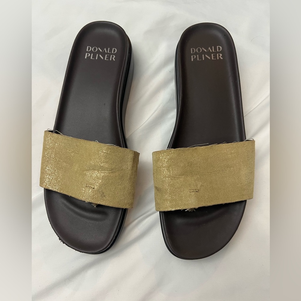 Donald Pliner Fiji Bronze Metallic sandal - Size 9